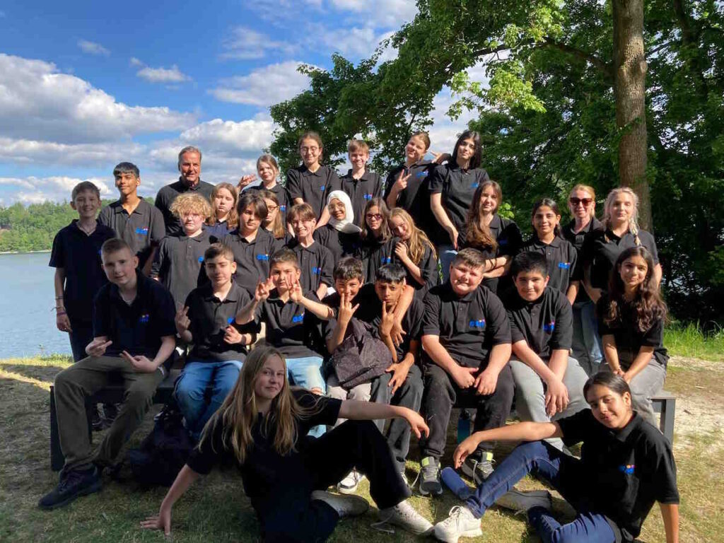 Gruppenbild der Klasse 6B mit ihren Lehrkräften vor dem Sorpesee im Sauerland