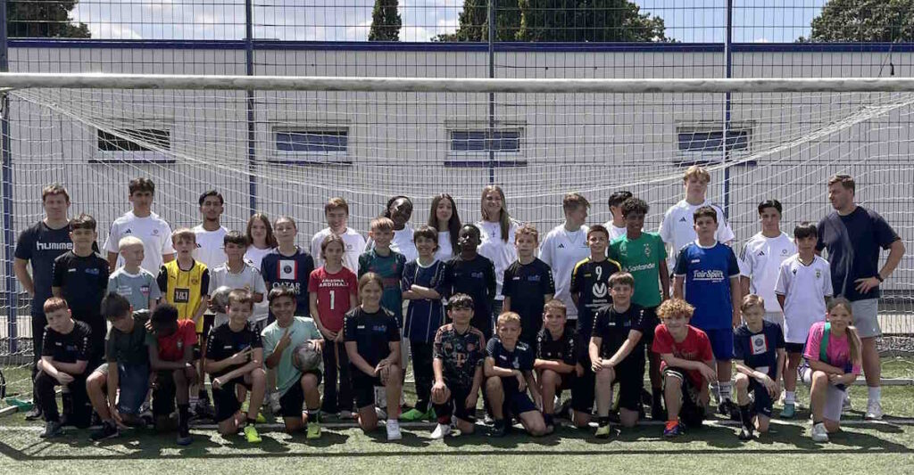 Gruppenbild der Jugendlichen, die am Ende des Lehrgangs und ihrer Prüfung gemeinsam in einem Fußballtor für die Kamera Aufstellung genommen haben.