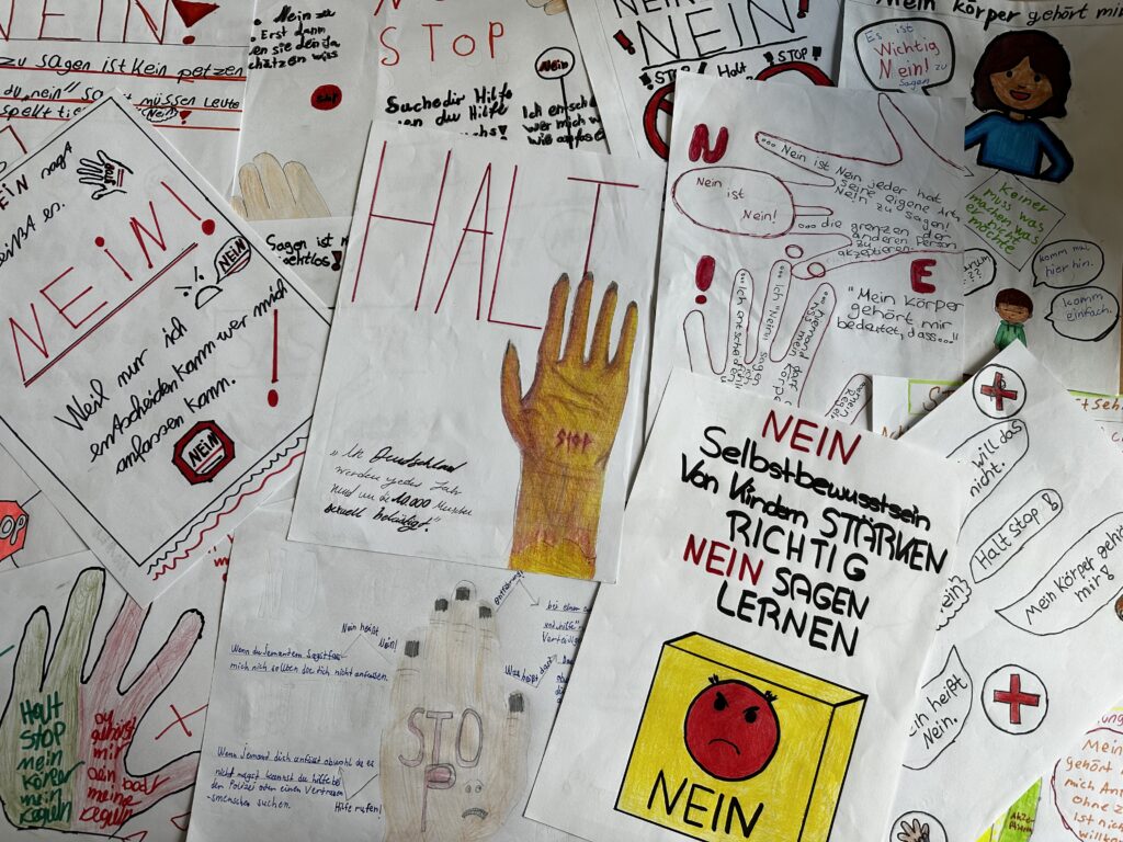 Verschiedene selbst gestaltete Plakate mit Aussagen und Zeichnungen zum Thema „Nein sagen“ und Selbstbehauptung bei Kindern.