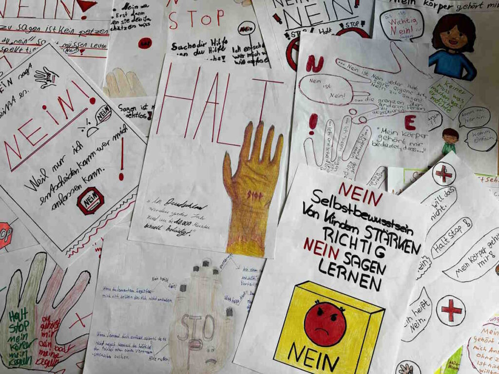 Verschiedene selbst gestaltete Plakate mit Aussagen und Zeichnungen zum Thema „nein sagen“ und Selbstbehauptung bei Kindern.