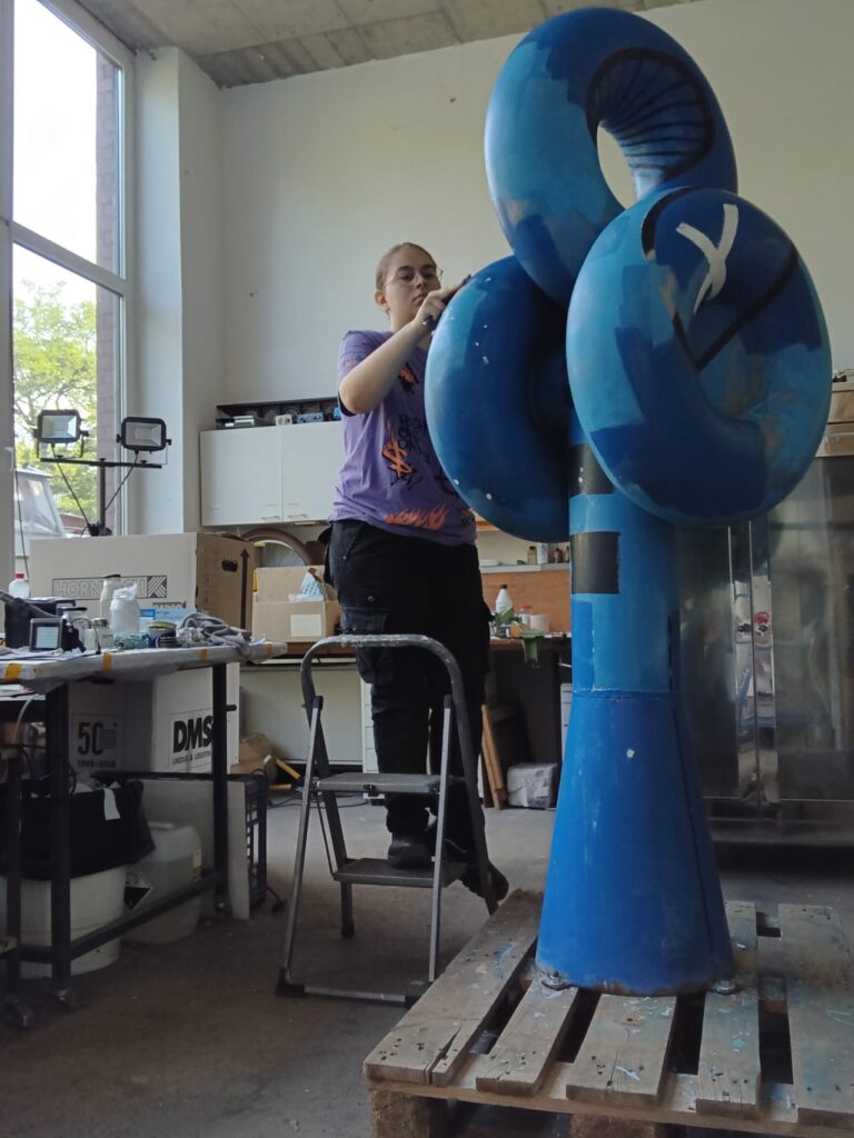 Schülerin der Gesamtschule Meiderich im Berufspraktikum bei der praktischen Arbeit.