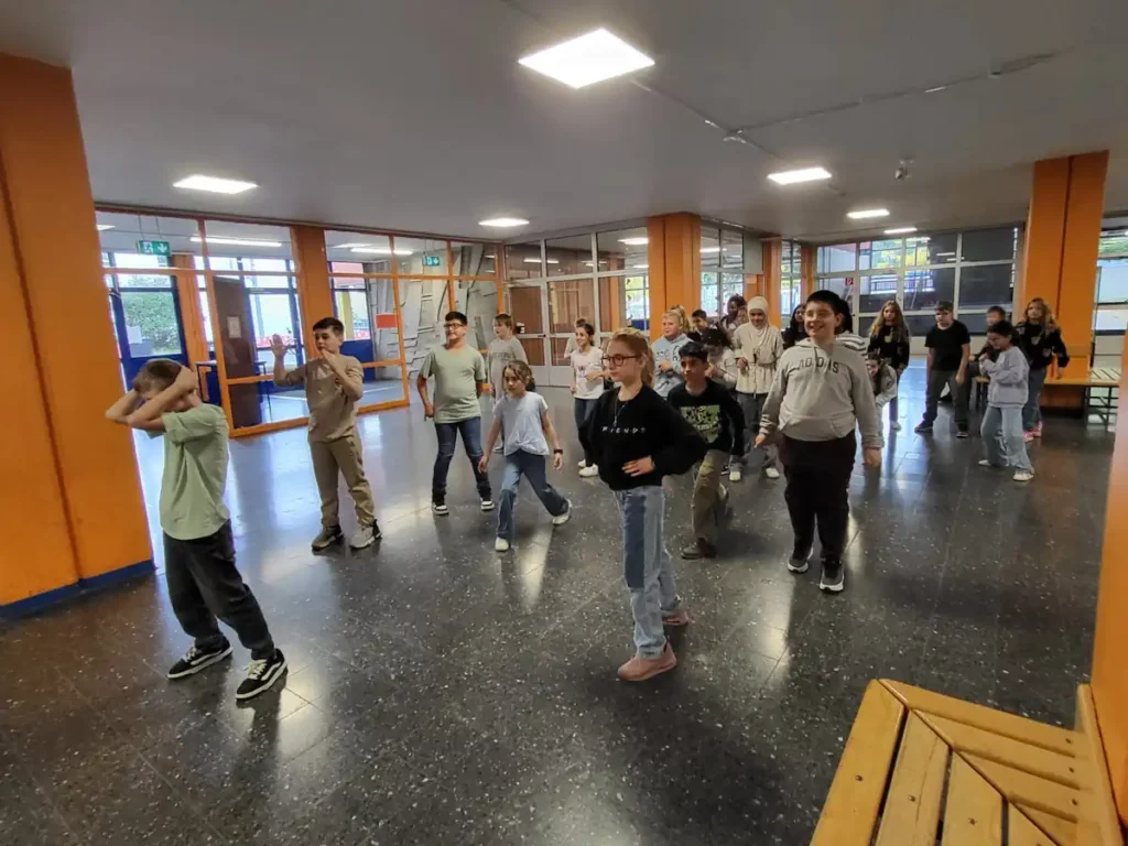 Eine Schülergruppe des Jahrgangs 5 bei einer Übung während des Sozialkompetenz-Trainings im Eingangsbereich der Schule.
