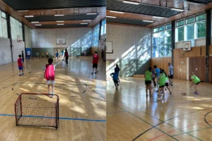 Schüler spielen in einer Sporthalle Floorball unter Anleitung von Trainern.