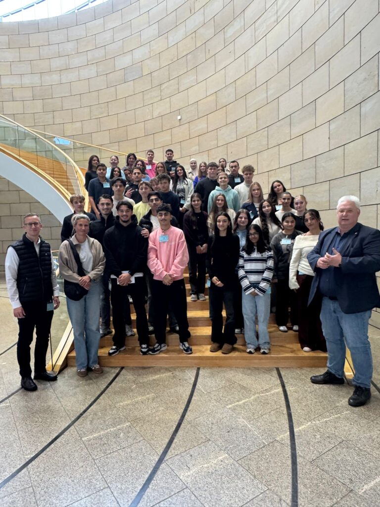 Der Abgeordnete Frank Börner mit Schülern der Gesamtschule Meiderich im Landtag
