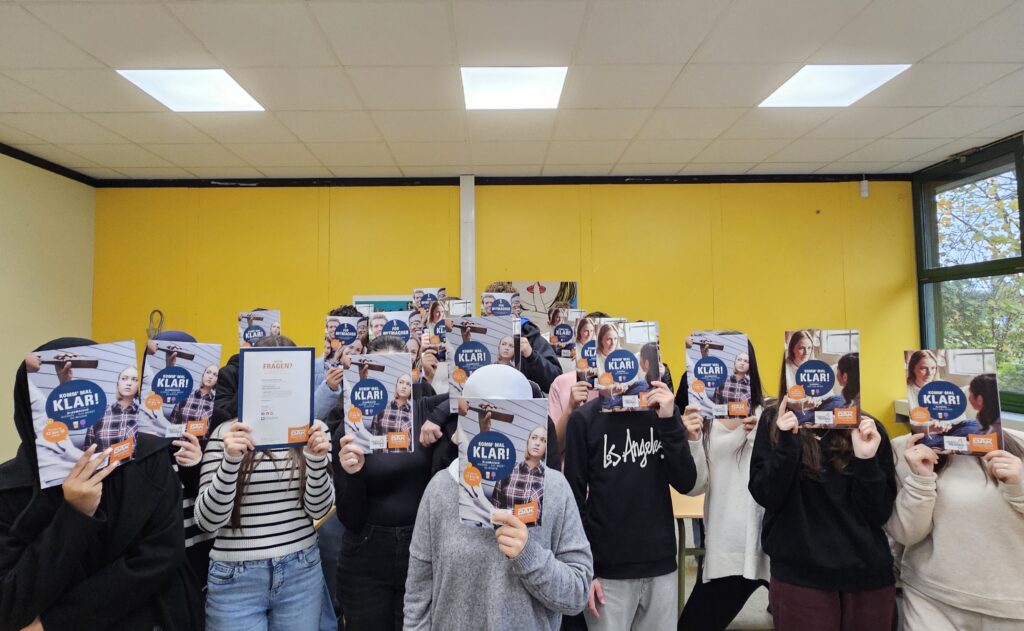 Schüler der Klasse 9c demonstrieren ihre Teilnahme am Projekt "Glasklar".