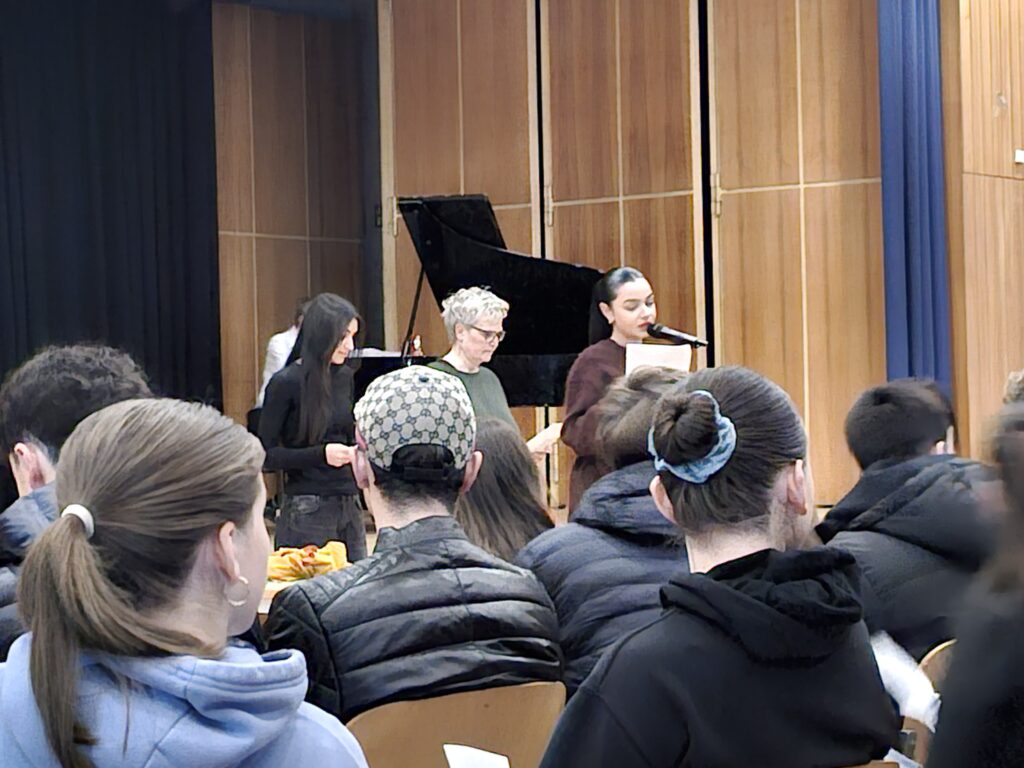 Schüler auf einer adventlichen Feier II