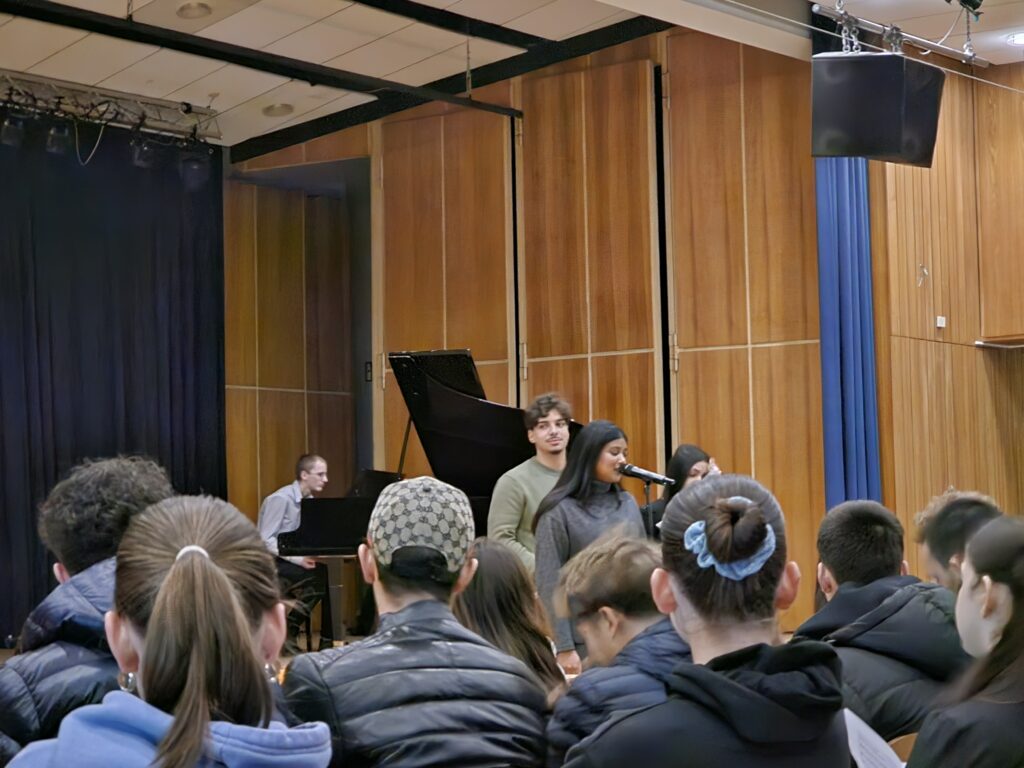 Schüler auf adventlicher Feier III