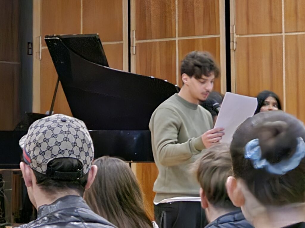 Schüler auf einer adventlichen Feier I