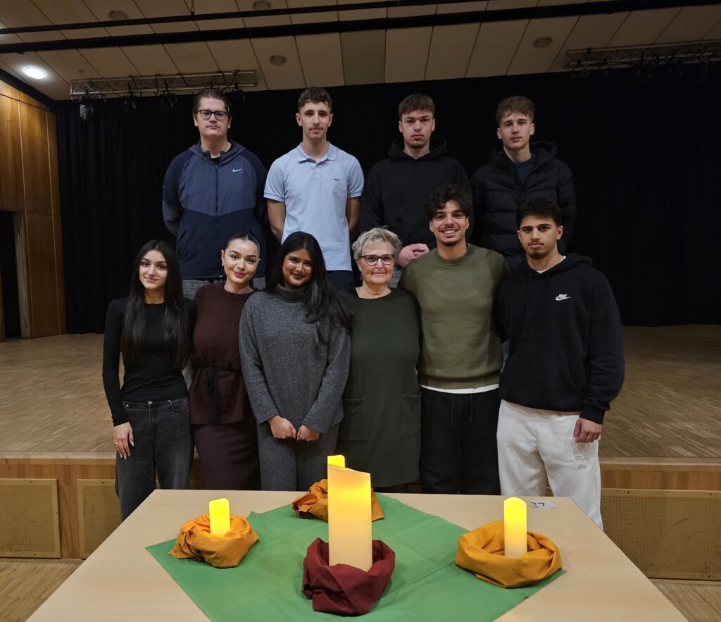 Lehrerin und Schüler auf adventlicher Feier.