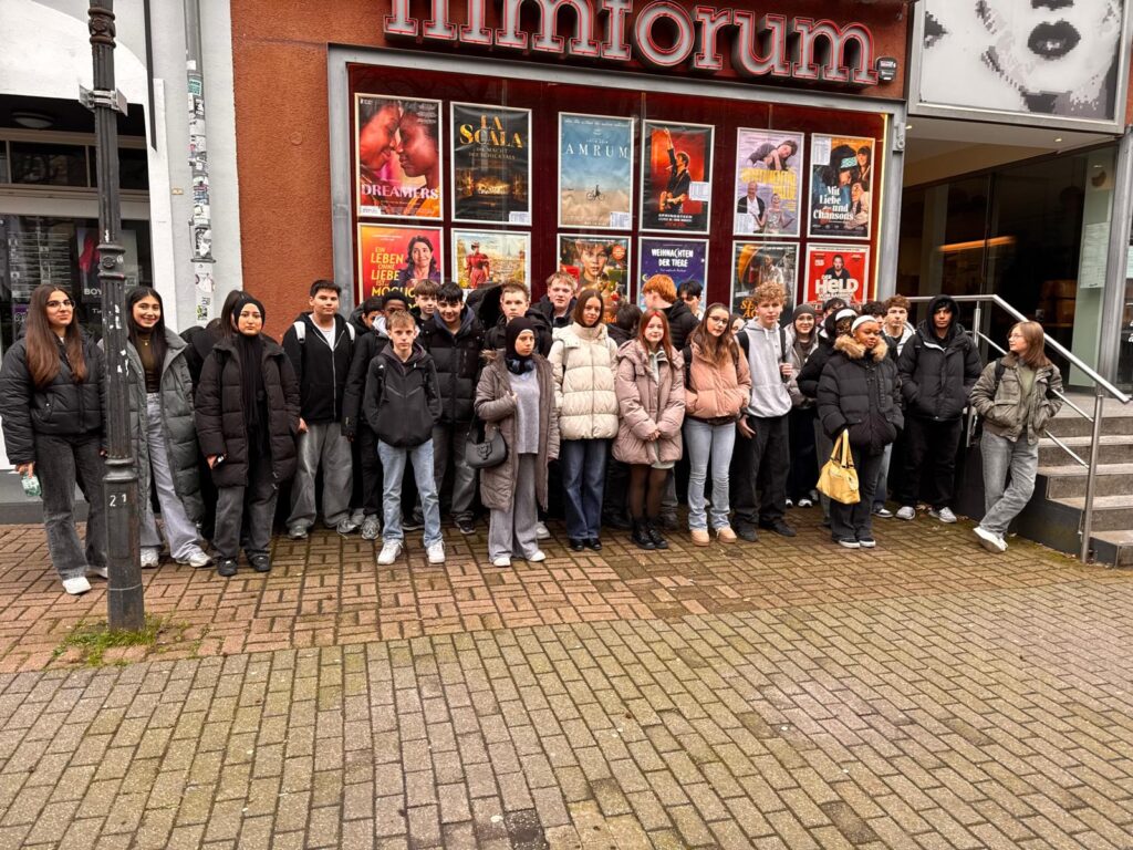Schüler der GSM vor dem Filmforum Duisburg