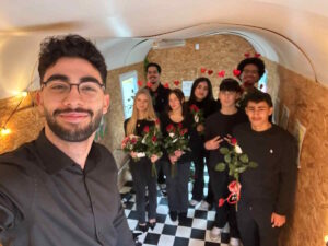 Gruppenbild der SV-Mitglieder bei der Vorbereitung der Verteilung der Rosen