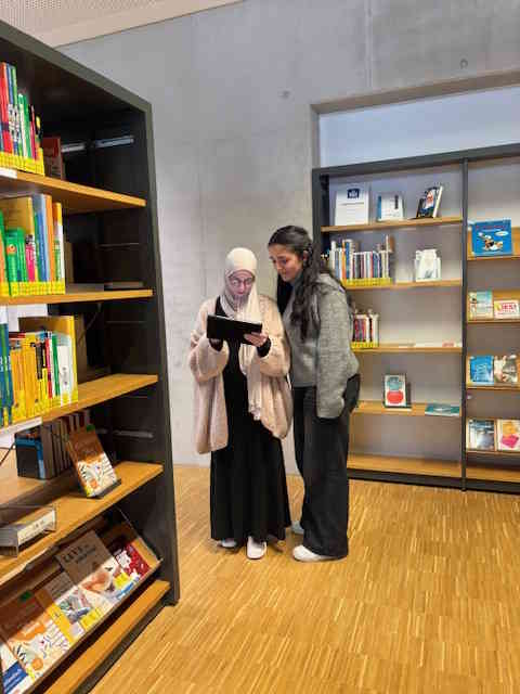 Schülerinnen und Schüler der Klasse 11B beim Workshop in der Stadtbibliothek Duisburg