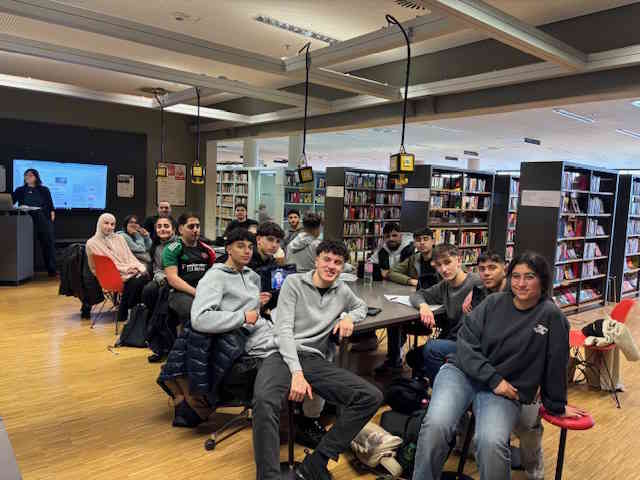 Schülerinnen und Schüler der Klasse 11B beim Workshop in der Stadtbibliothek Duisburg