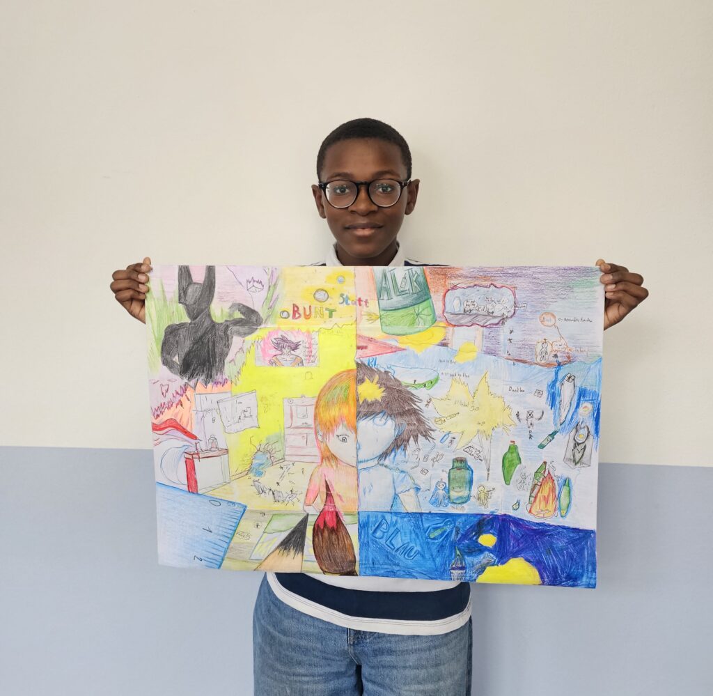 Schüler der Klasse 8e mit seinem Werk.