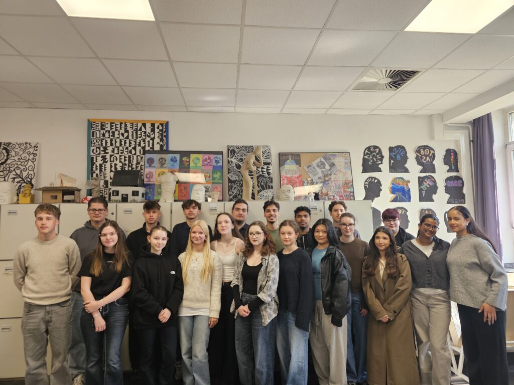 Teilnehmer des Kunstkurses der Q1 im Kunstraum.