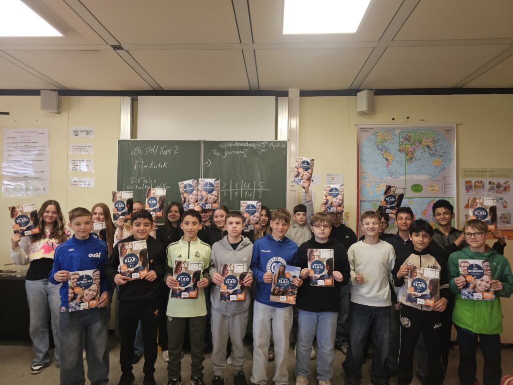 Schüler der Klasse 7f in ihrem Klassenraum.
