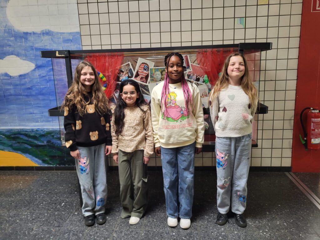 Teilnemerinnen an einen Jugend-Förderprojekt zur Förderung junger Talente.