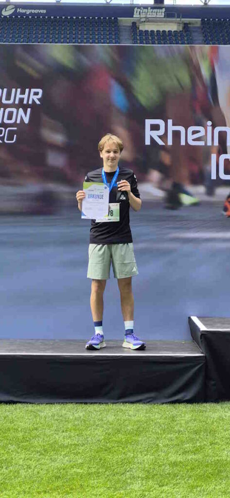 Noel Uzaldi als Zweiter über 4200m auf dem Siegerpodest