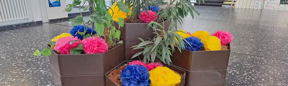 slider_gsm_innen_eingangshallew_papierblumen