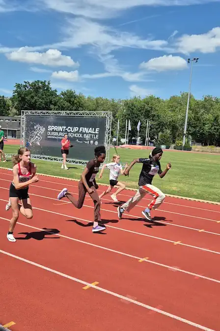 Laufende Schülerinnen und Schüler der GSM beim Sprintcup-Finale