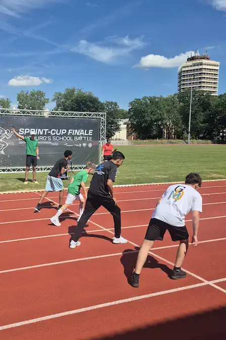 Laufende Schülerinnen und Schüler der GSM beim Sprintcup-Finale
