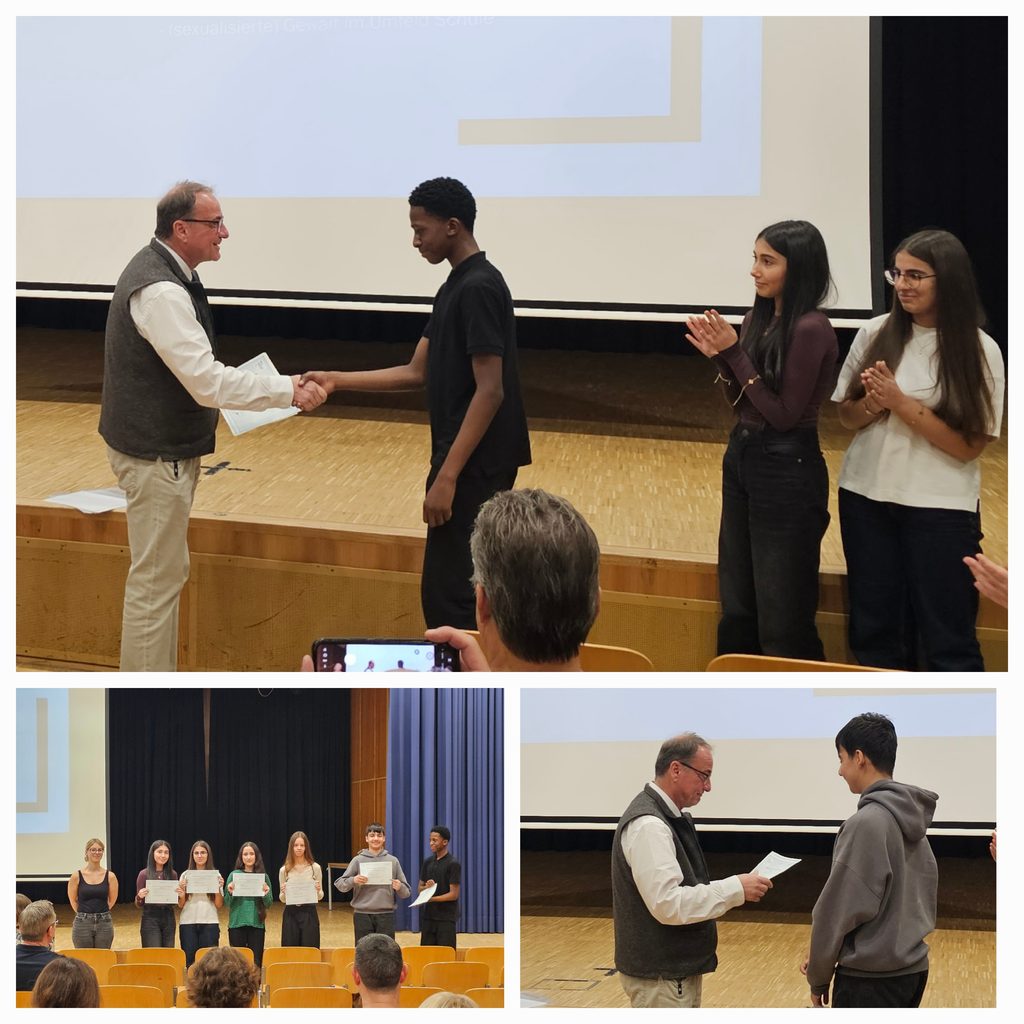 SchüleINNEN erhalten ihre Diplome in der Aula der GSM durch den Schulleiter Hernn Beckmann.